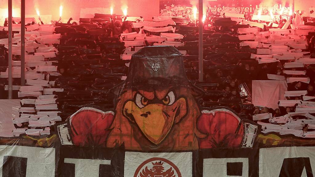 Teure Pyrotechnik: Eintracht Frankfurt wird vom DFB für diverse Vergehen seiner Fans mit mehr als 900'000 Euro zur Kasse gebeten