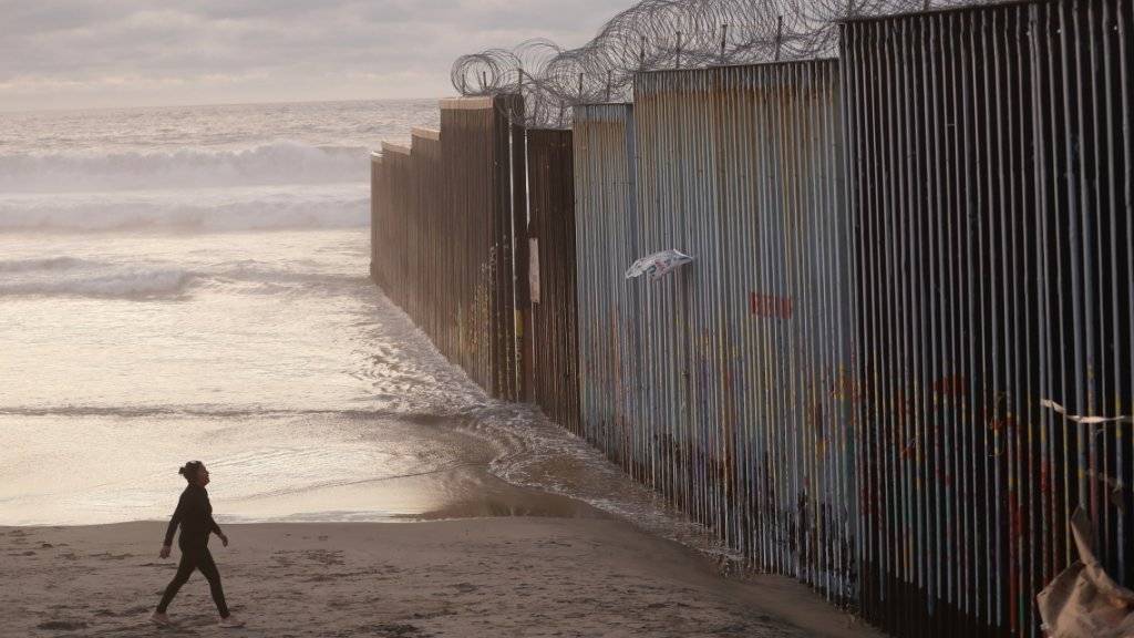 Trump lenkt im Budgetstreit ein: Mauer am Strand in Tijuana, Mexiko. (Archiv)