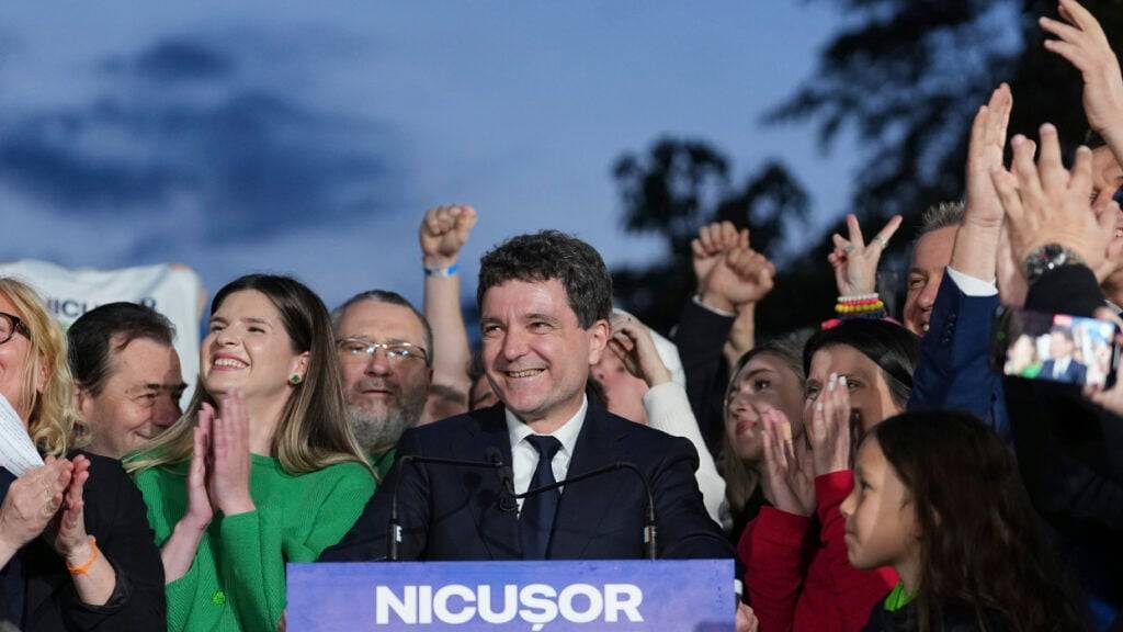 dpatopbilder - Der rumänische Präsidentschaftskandidat Nicusor Dan spricht nach Schließung der Wahllokale in Bukarest. Foto: Andreea Alexandru/AP/dpa