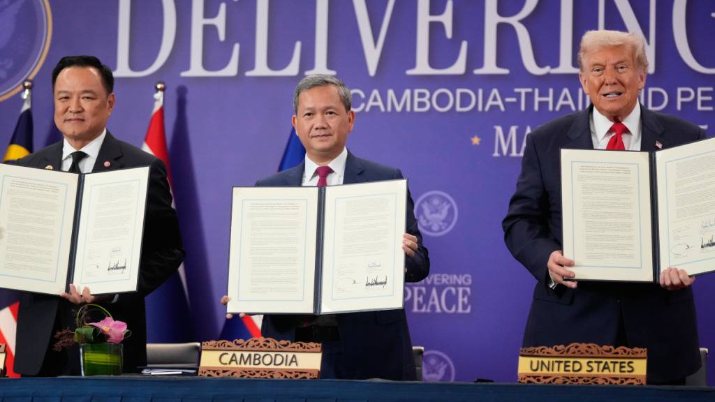Präsident Donald Trump, der kambodschanische Premierminister Hun Manet (l) und der thailändische Premierminister Anutin Charnvirakul posieren mit ihren Dokumenten während einer Unterzeichnungszeremonie am Rande des ASEAN-Gipfels . Foto: Mark Schiefelbein/AP/dpa