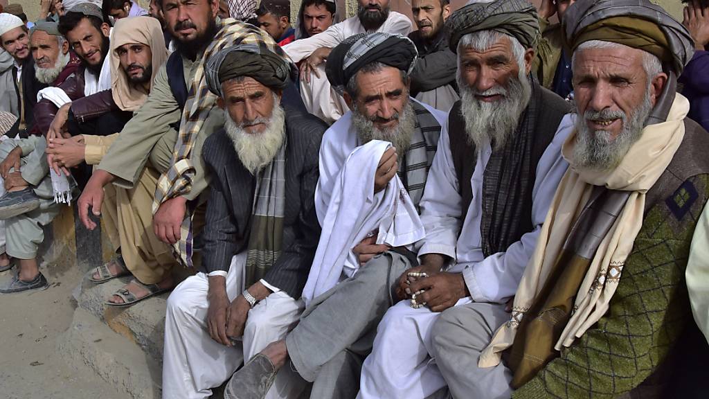 dpatopbilder - Afghanische Einwanderer warten vor dem afghanischen Konsulat darauf, dass sie ein Reisedokument für die Rückkehr in ihr Heimatland erhalten. Foto: Arshad Butt/AP/dpa