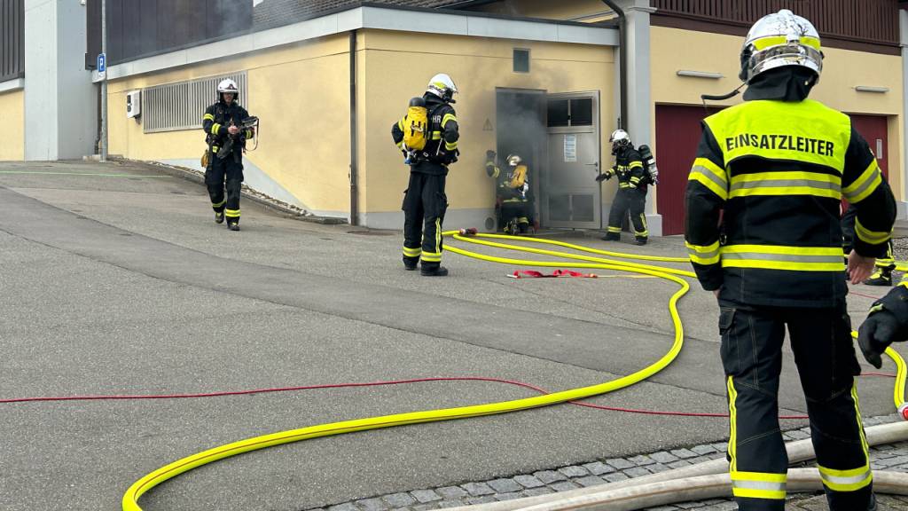 Die Feuerwehr Tägerwilen löschte den Brand in der Trafostation.