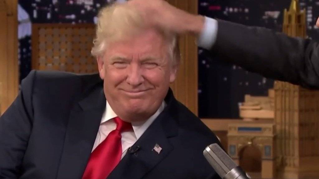 Donald Trumps Frisur ist vielleicht kein Prunkstück der Friseurskunst, aber immerhin ist sein Haar echt; das hat Talkmaster Jimmy Fallon am Donnerstag empirisch bewiesen. (Screenshot Youtube)