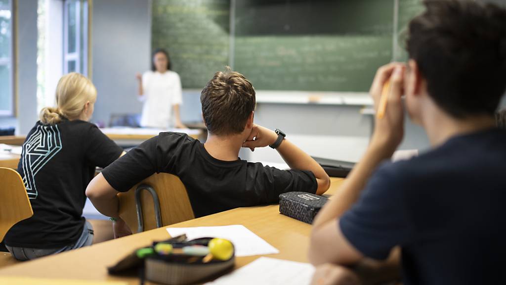 15-jährige Schülerinnen und Schüler in der Schweiz schneiden im internationalen Vergleich gut in Mathematik, Lesen und Naturwissenschaften ab. Zu diesem Schluss kommt die am Dienstag publizierte Pisa-Studie 2022. (Symbolbild)
