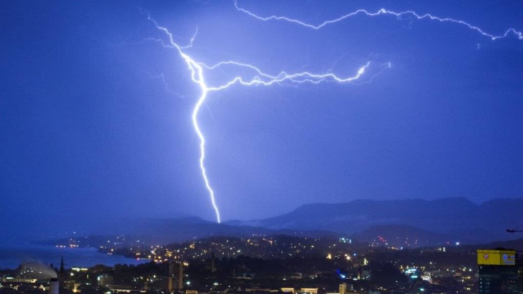 In der Nacht auf Freitag treten in der Deutschschweiz kräftige Gewitterzellen mit hoher Blitzaktivität auf. (Archivbild)