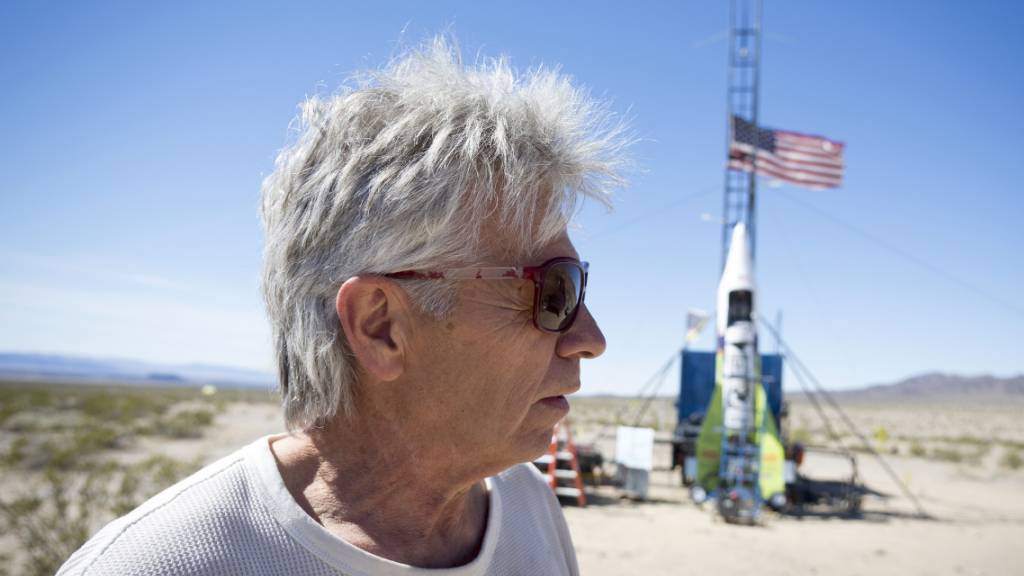 «Mad Mike» Hughes vor der Startrampe seiner selbstgebauten Rakete im Jahr 2018 in der Nähe von Amboy in Kalifornien. (Archivbild)