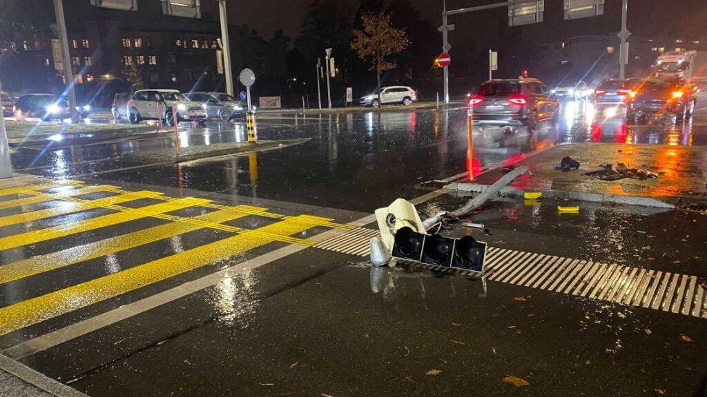 Die beschädigte Ampel lag nach dem Unfall auf dem Boden.