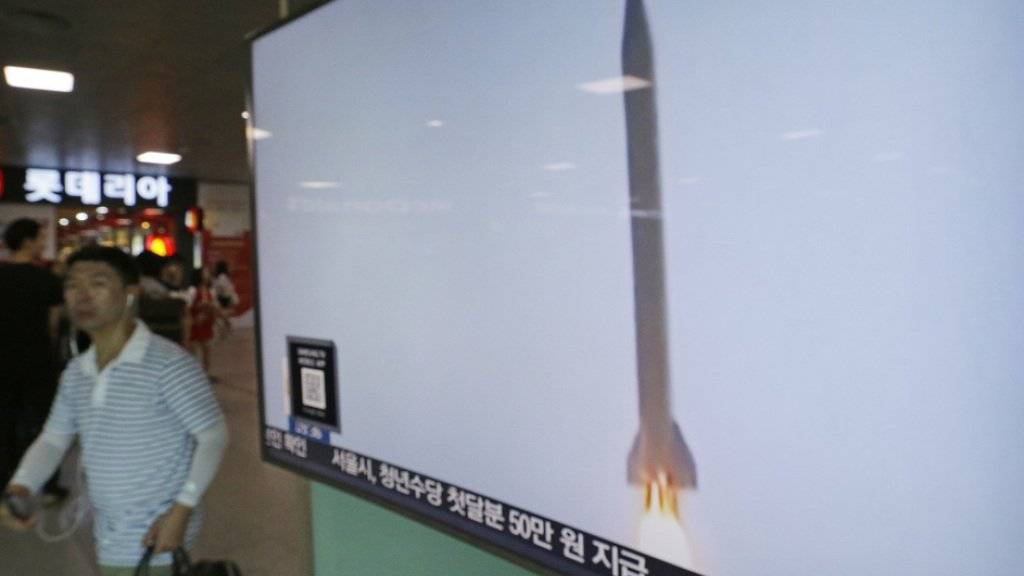 Nordkorea hat mit einem weiteren Raketentest seine Nachbarn und die Weltgemeinschaft provoziert. In Südkorea berichtet das Fernsehen über den jüngsten Test.