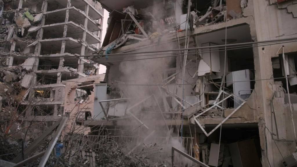 Israelische Sicherheitskräfte inspizieren zerstörte Gebäude, die von einer aus dem Iran abgefeuerten Rakete getroffen wurden. Foto: Ohad Zwigenberg/AP/dpa