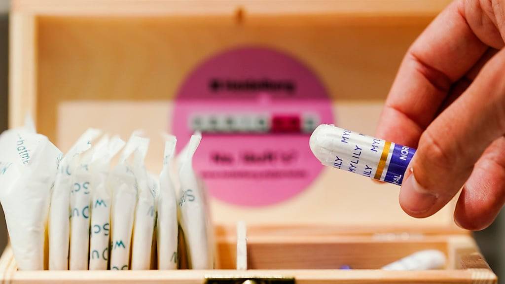 Nach einem Pilotversuch mit kostenlosen Menstruationsprodukten in sozialen Einrichtungen der Stadt Zürich prüft die Stadt nun, wie das Angebot weitergeführt werden kann.
