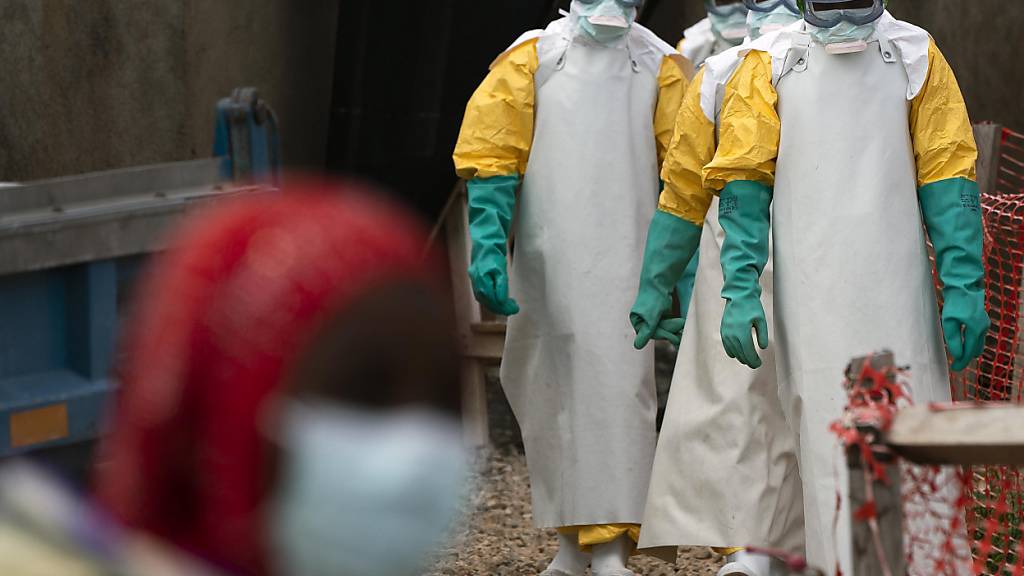 ARCHIV - Helfer in spezieller Schutzkleidung kommen zur Arbeit in ein Ebola-Behandlungszentrum. Der zentralafrikanische Kongo ist offiziell frei von der gefährlichen Krankheit Ebola. Foto: Jerome Delay/ap/dpa