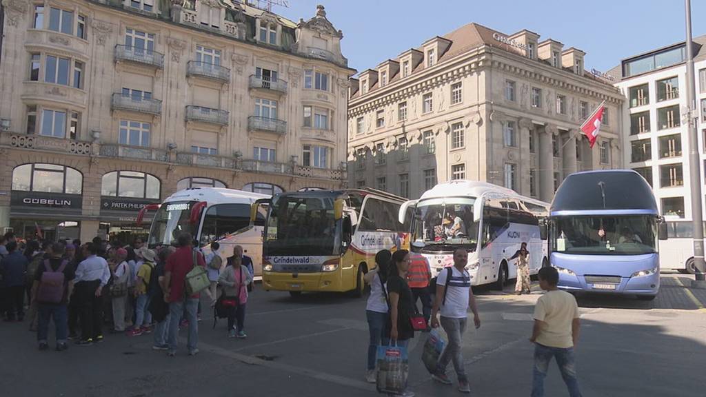 Reisecars sollen in Luzern künftig bezahlen und reservieren