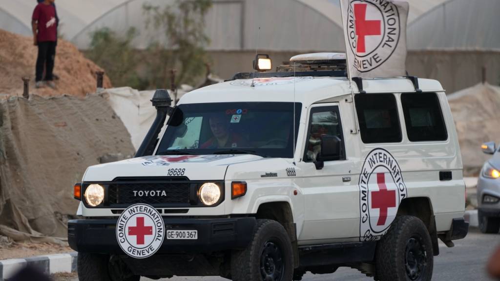 ARCHIV - Ein Fahrzeug des Roten Kreuzes, das Teil eines Konvois ist, der die Leichen zweier Personen transportiert, die von der Hamas übergeben wurden und bei denen es sich vermutlich um die Leichen verstorbener Geiseln handelt, fährt in Richtung des Grenzübergangs Kissufim nach Israel. Foto: Abdel Kareem Hana/AP/dpa