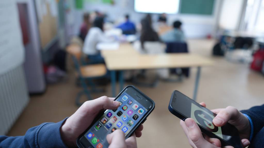 Nidwalden hält am «Handyverbot» an Volksschulen fest