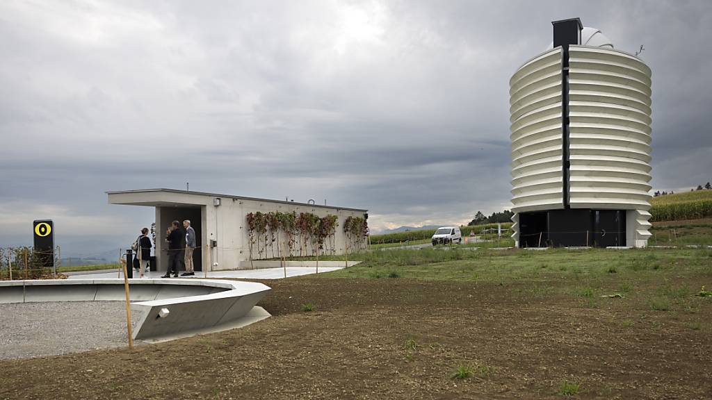 Das «Space Eye» von Mario Botta besteht aus einem 15 Meter hohen Turm und einem unterirdischen Besucherzentrum mit dem Eingang links im Bild.