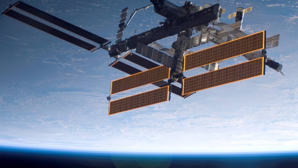 HANDOUT - Die Internationale Raumstation (ISS) in der Erdumlaufbahn. Foto: Nasa/dpa - ACHTUNG: Nur zur redaktionellen Verwendung und nur mit vollständiger Nennung des vorstehenden Credits