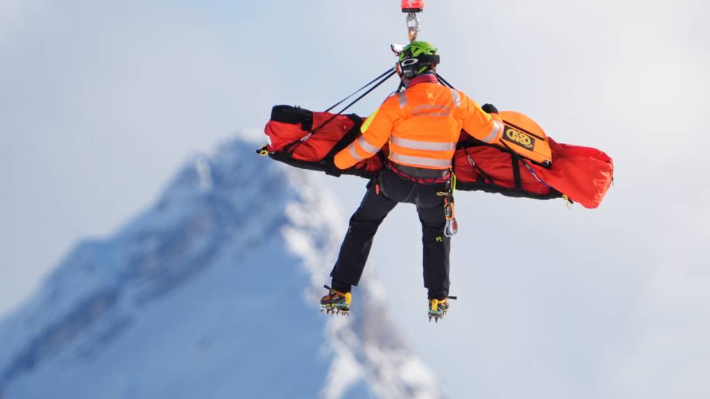 Lindsey Vonn muss mit dem Helikopter abtransportiert werden - die Betroffenheit über ihr Sturz ist bei den Schweizerinnen gross