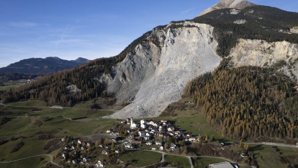 Das vom abrutschenden Schutthang bedrohte Bündner Bergdorf Brienz/Brinzauls Anfang November 2024 - nur Tage vor der nach wie vor andauernden Evakuierung. Es dürfte nicht die letzte sein. (Archivbild)