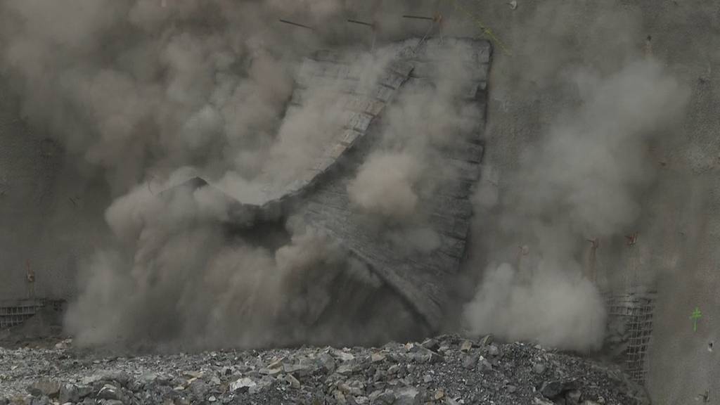 Erste Sprengung für Morschacher-Tunnel erfolgt: Meilenstein beim Bau der neuen Axenstrasse
