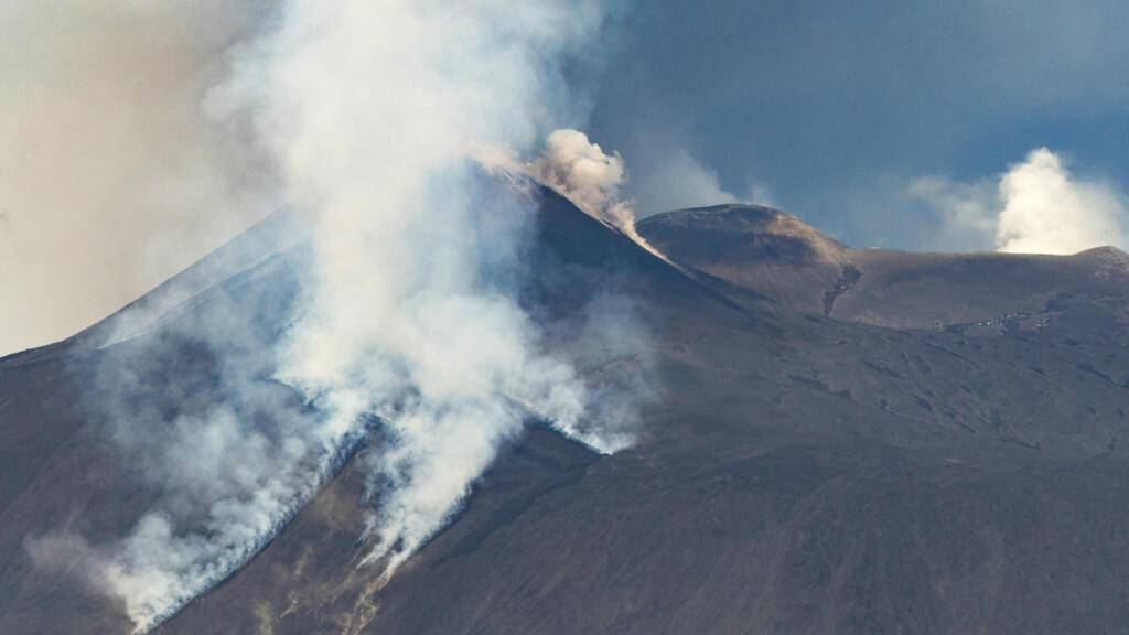 ARCHIV - Rauchschwaden steigen vom Vulkan Ätna auf (Archivbild). Foto: Giuseppe Distefano/AP/dpa