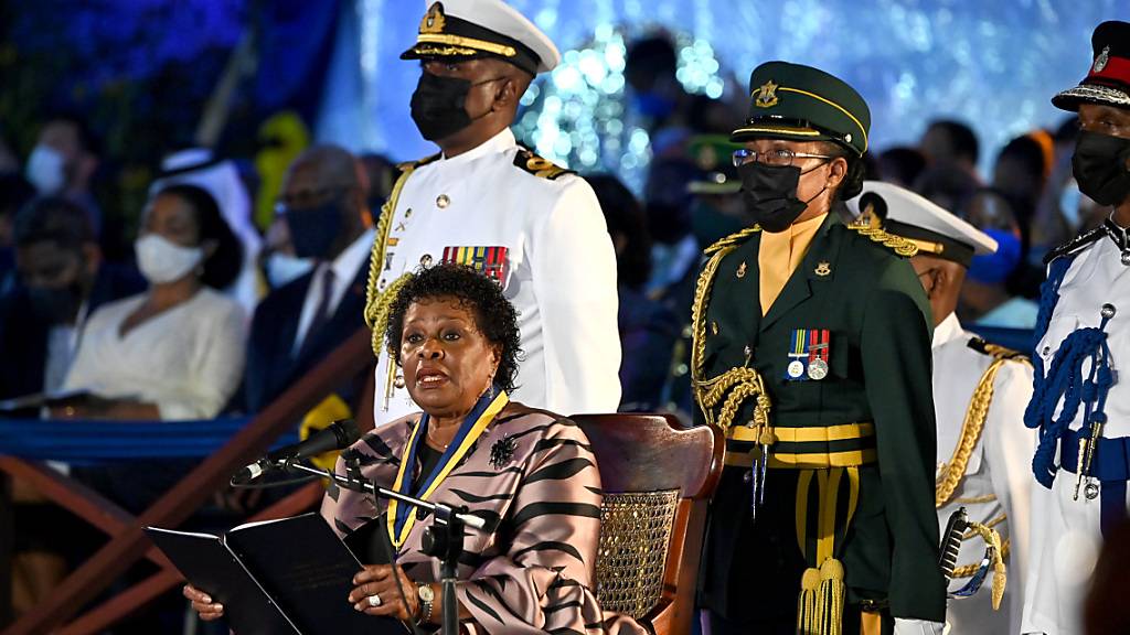 Die neugewählte Präsidentin von Barbados, Dame Sandra Mason, spricht in der Nacht zum Dienstag (Ortszeit) während ihrer Amtseinführung zur ersten Präsidentin des Inselstaates. Die Karibikinsel Barbados hat sich von der britischen Krone losgesagt und zur Republik erklärt.