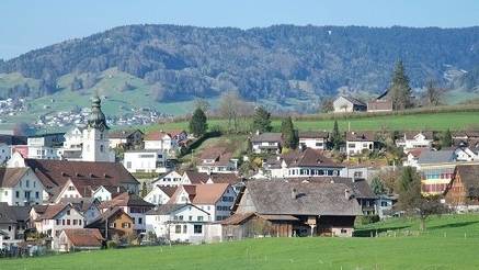 Die idyllisch gelegene Gemeinde Benken überreicht regelmässig einen Wirtschaftspreis.
