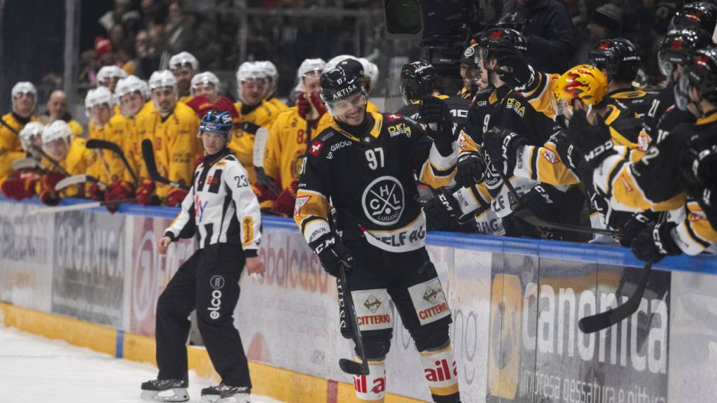 Luganos Captain Calvin Thürkauf, der alle seine vier Penaltys versenkte, lässt sich von seinen Teamkollegen feiern