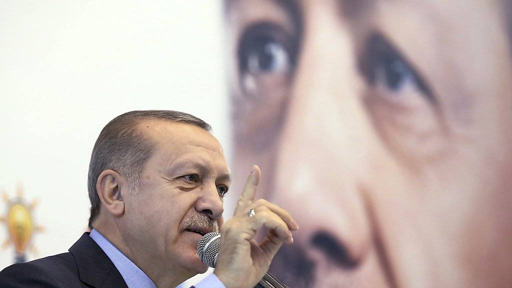Der türkische Präsident Recep Tayyip Erdogan spricht sich gegen Zinserhöhungen aus - die wären aber nötig, um die hohe Inflation in der Türkei in den Griff zu bekommen. (Archiv)