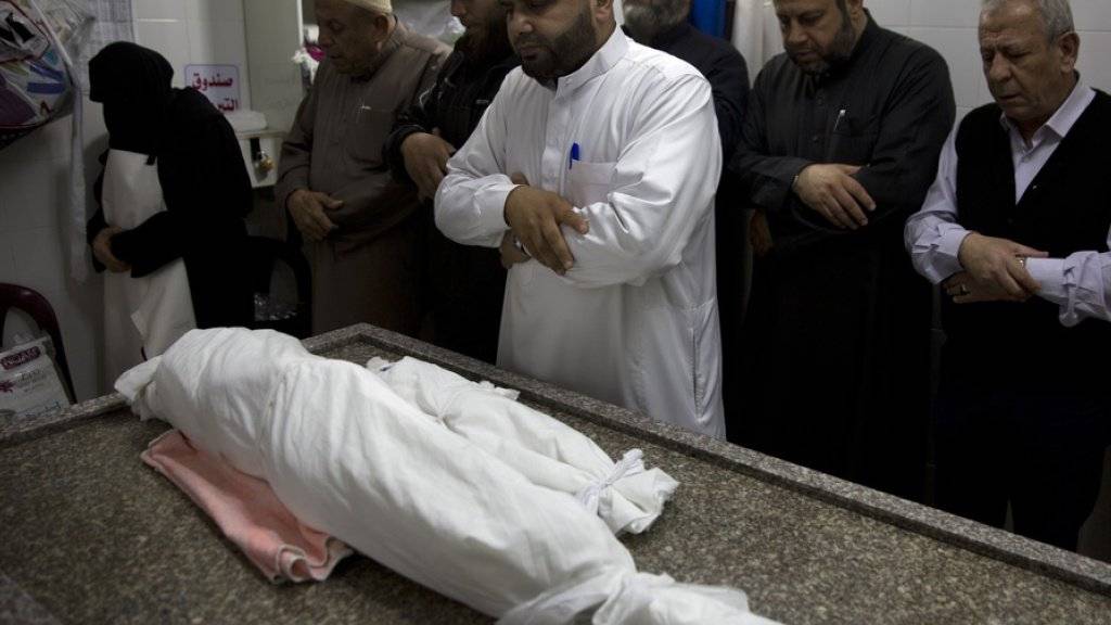 Palästinenser beten vor der Beerdigung beim getöteten 14-jährigen Mädchen.