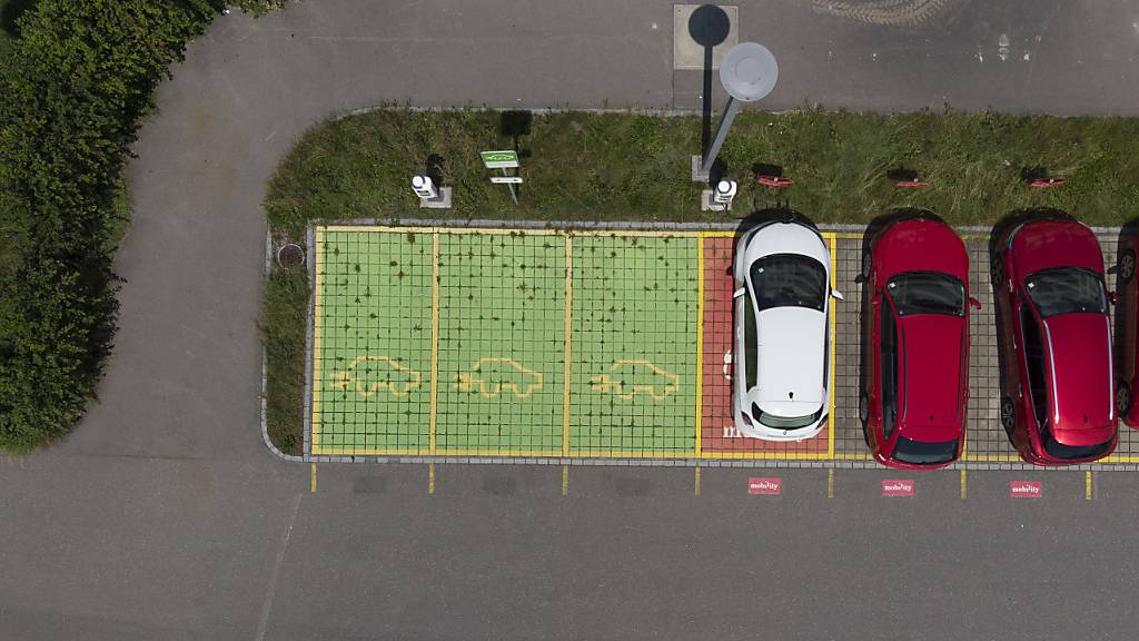 In einem Postulat forderte die FDP der Stadt Zürich den Bau von Ladestationen für E-Autos und E-Bikes auf Schul-Parkplätzen. (Symbolbild)
