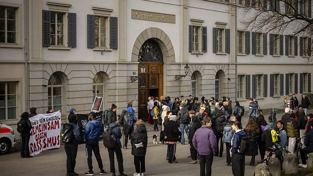 Mehrere Dutzend Sympathisantinnen und Sympathisanten begleiteten Wilson A. zur Verhandlung gegen den Polizisten vor dem Zürcher Obergerict. A. wurde bei dem Vorfall 2009 erheblich verletzt.