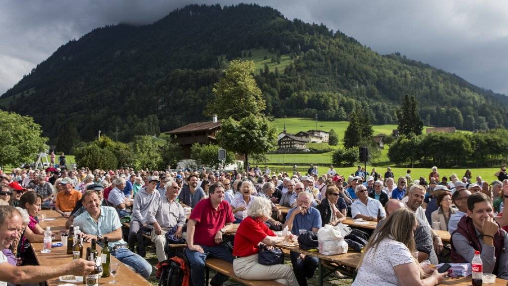 Ausgelassene Stimmung an der Gedenkfeier zum 600. Geburtstag von Bruder Klaus in Flüeli-Ranft im Kanton Obwalden.