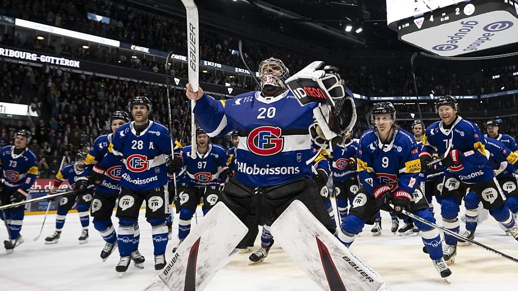 Reto Berra und seine Freiburger Teamkollegen lassen sich  nach dem Halbfinaleinzug vom eigenen Anhang feiern