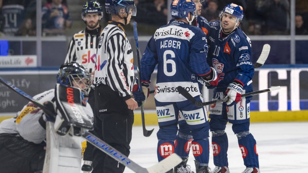 Die ZSC Lions bejubeln das 5:4 in der Verlängerung von Juho Lammikko gegen Fribourg-Gottéron