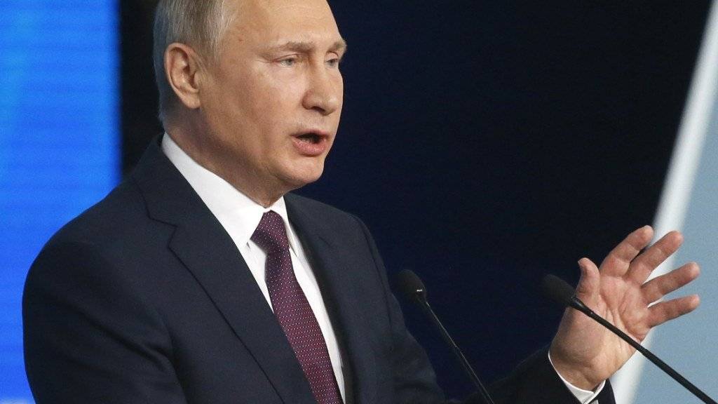 Russlands Präsident Wladimir Putin will die Rückkehr von Kapital aus dem Ausland fördern. Eine 13-prozentige Steuer auf zurückgeholte Mittel soll abgeschafft werden. (Archivbild)