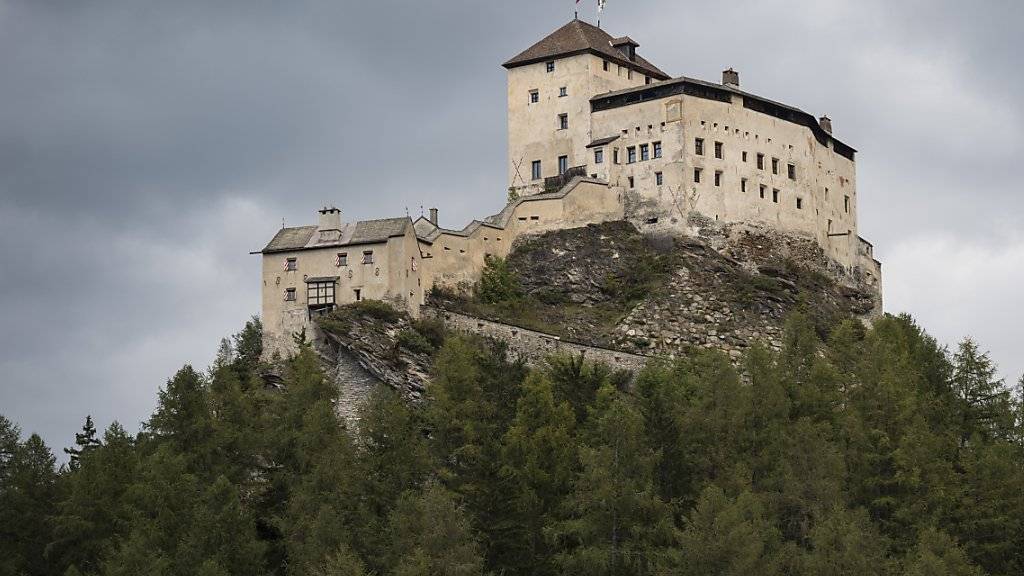 Ging für 7,9 Millionen Franken in den Besitz des Künstlers Not Vital über: das Schloss Tarasp im Unterengadin. (KEYSTONE/Gian Ehrenzeller)