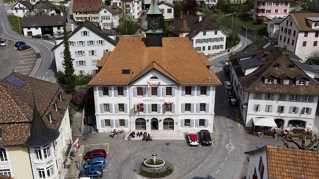 Auch der Gemeinderat von Moutier, der in diesem Gebäude tagt, gehört zu den Beschwerdeführern in Bern. (Archivbild)