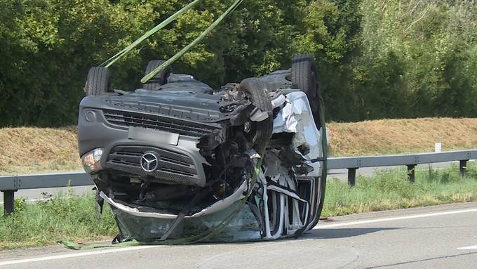 Auto kracht in Strassenunterhaltsfahrzeug – zwei Verletzte