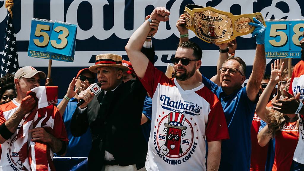 Patrick Bertoletti  feiert seinen Sieg beim Hot-Dog-Wettessen in New York. Er verschlang 58 Hot Dogs.