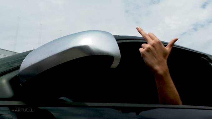 Wegen angeblichem Stinkefingers stand ein Autofahrer heute vor Gericht