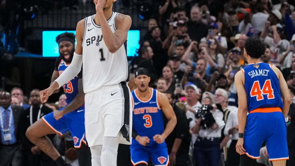 San Antonios Victor Wembanyama vergibt den Sieg, im Hintergrund feiern die Spieler der New York Knicks