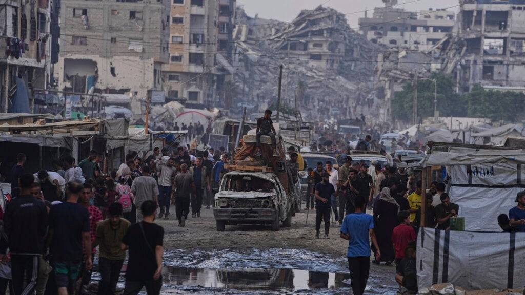 dpatopbilder - Zerstörte Gebäude in Gaza-Stadt. Foto: Jehad Alshrafi/AP/dpa