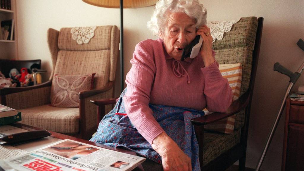 Trickbetrüger rufen ältere Menschen an und geben sich am Telefon als Polizisten aus. (Symbolbild)
