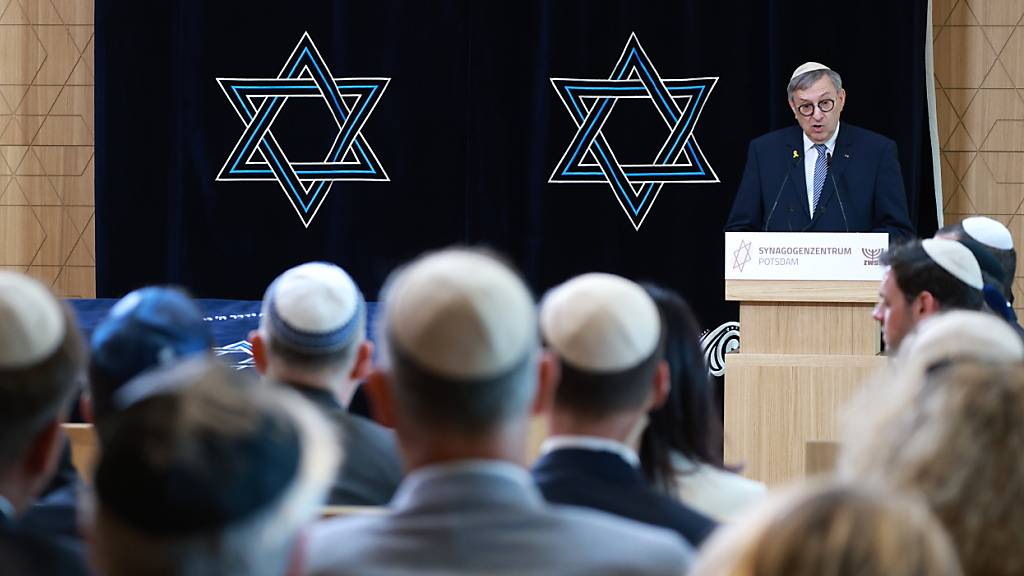 Der Vizepräsident des Zentralrats der Jüdinnen und Juden in Deutschland, Abraham Lehrer, hält bei der Eröffnung einer Synagoge in Potsdam im Juli eine Rede. Laut einer EU-Umfrage verunsichert Antisemitismus viele Juden in Europa.