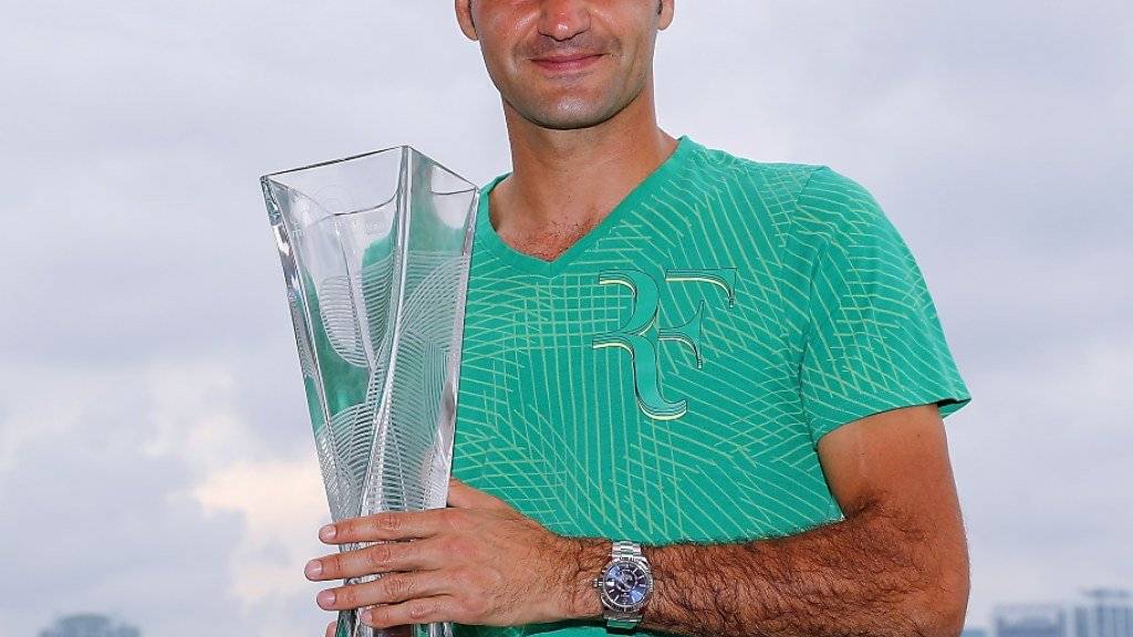 Roger Federer mit dem Siegerpokal von Miami