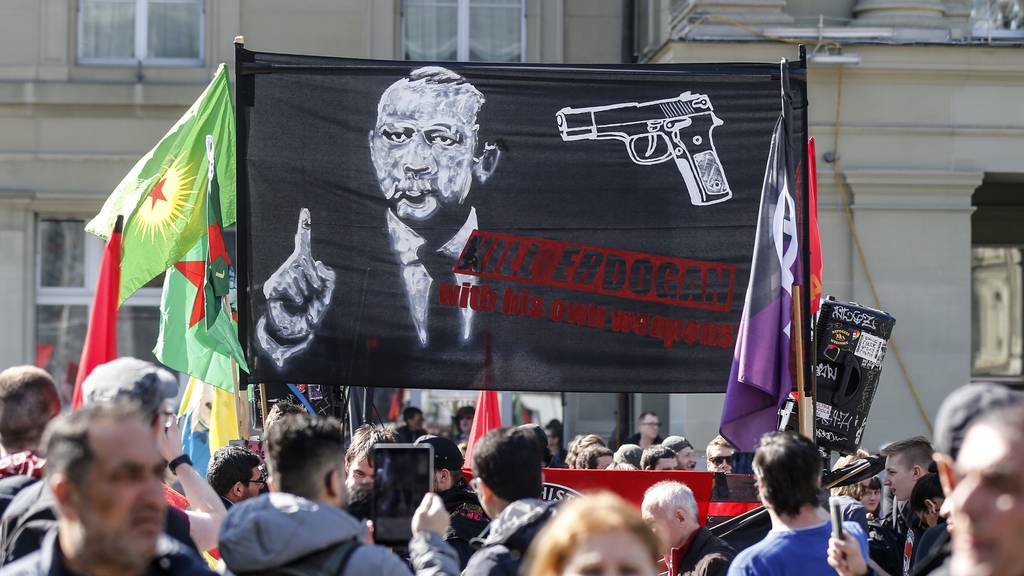 Berner Obergericht verurteilt Demonstranten wegen «Kill Erdogan»-Plakat