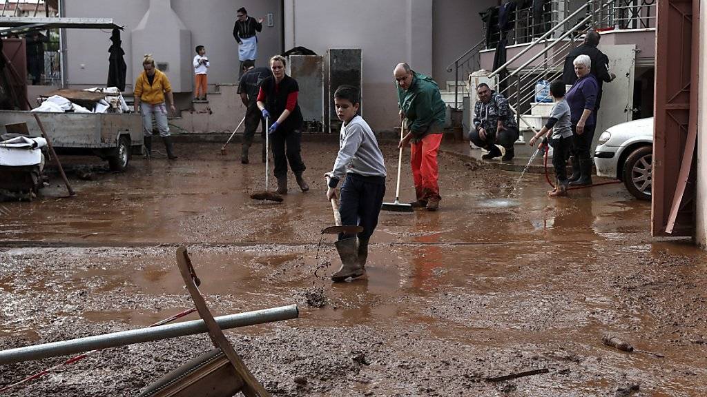 Bewohner des Dorfes Mandra im Westen von Athen reinigen ihre Häuser vom Schlamm. Die Zahl der Todesopfer der Überschwemmungen in Griechenland ist am Wochenende auf 20 gestiegen.