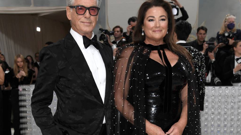 ARCHIV - Pierce Brosnan und Keely Shaye Smith kommen zur Benefizgala des Costume Institute des Metropolitan Museum of Art anlässlich der Eröffnung der Ausstellung «Karl Lagerfeld: A Line of Beauty». Foto: Evan Agostini/Invision/AP/dpa