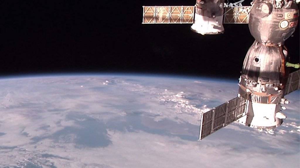 Ein Versorgungsmodel dockt an die ISS an: Auf der Raumstation sind offenbar Bakterien gefunden worden. (Archivbild)