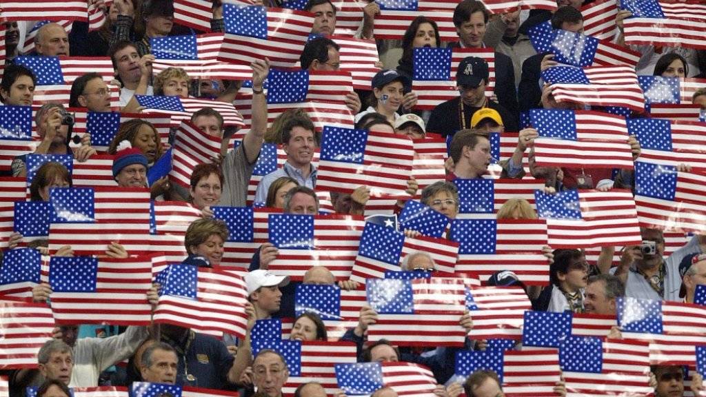 Stolze US-Fans beim Abspielen der Nationalhymne (Archivaufnahme)